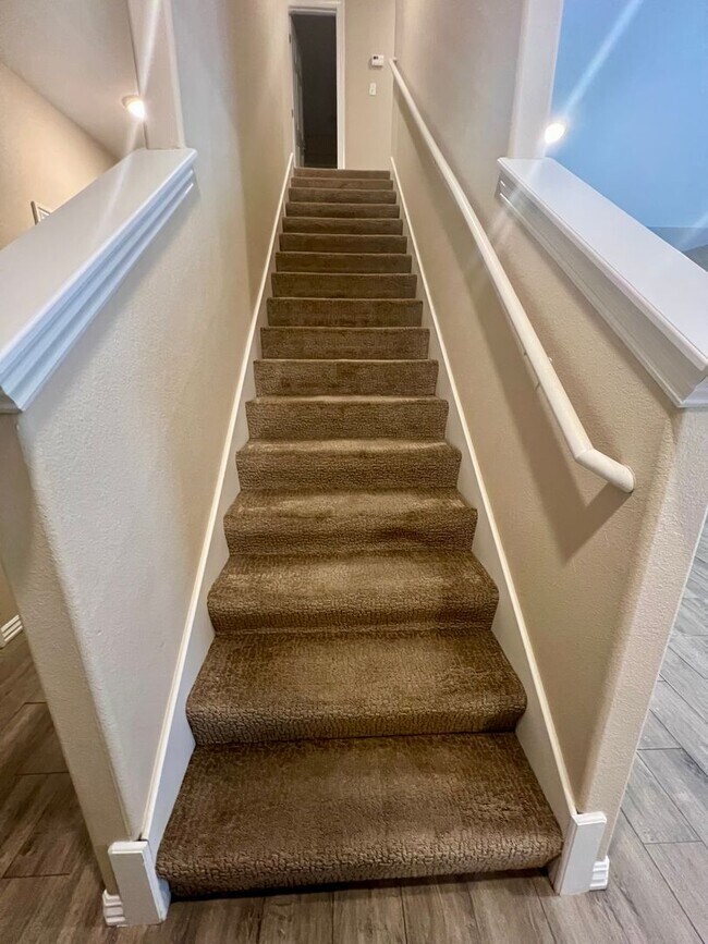 Building Photo - 3B/2.5B Spacious Townhome with Fenced Back...