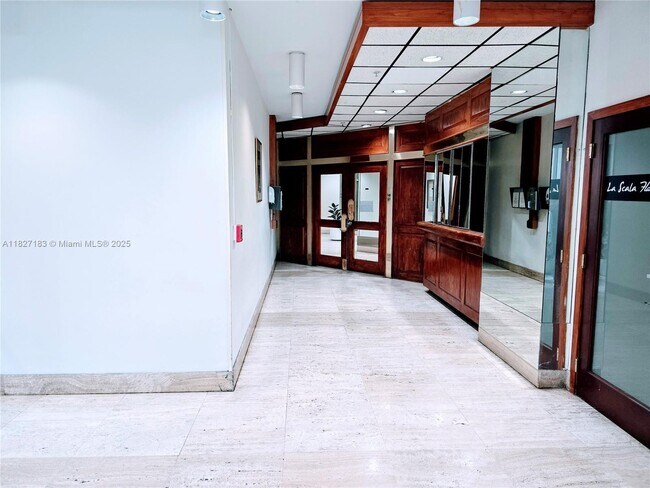 Building Photo - 999 Brickell Bay Dr