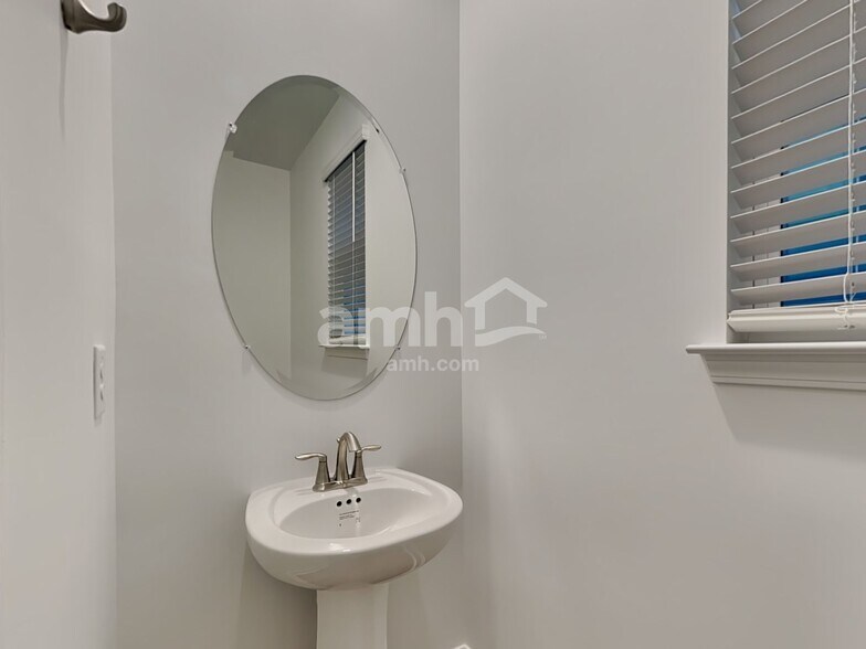 Building Photo - 5500 Front St