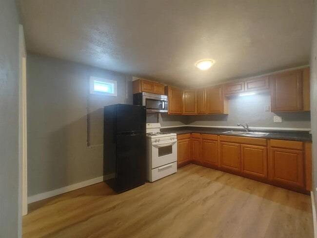 Building Photo - 1013 Elm Ave