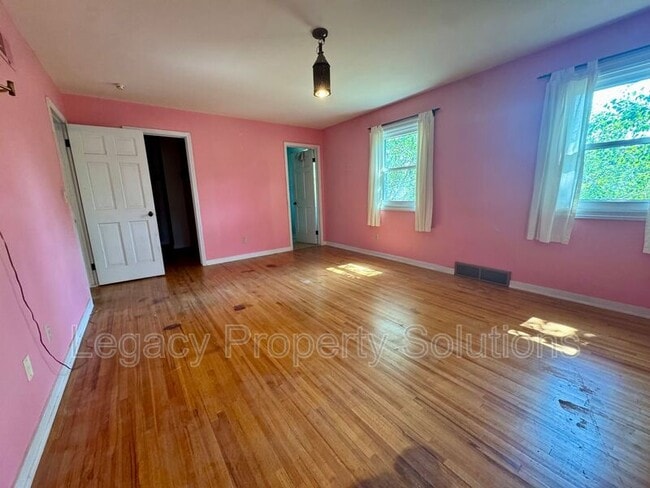 Building Photo - 401 Oakfield Dr