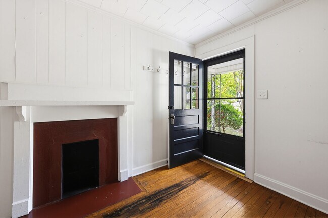 Building Photo - 910 Iredell St