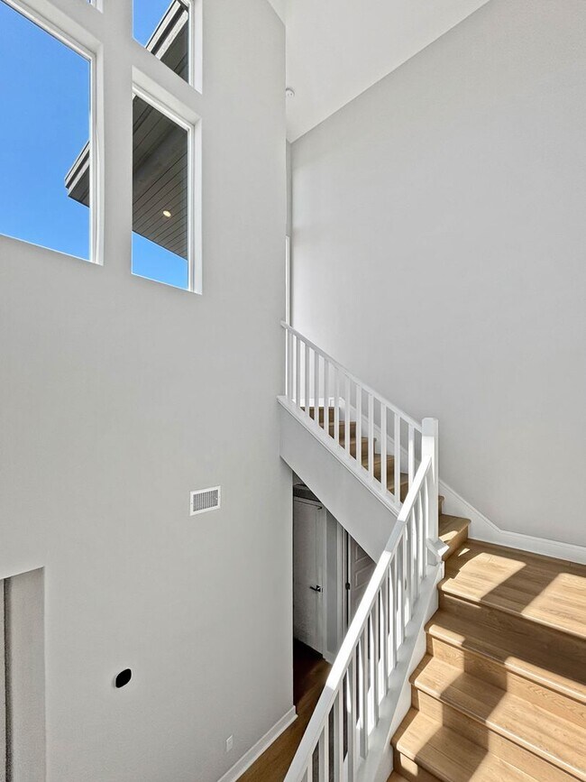 Building Photo - Stunning 3BD/2.5BA Townhouse in Mission Va...