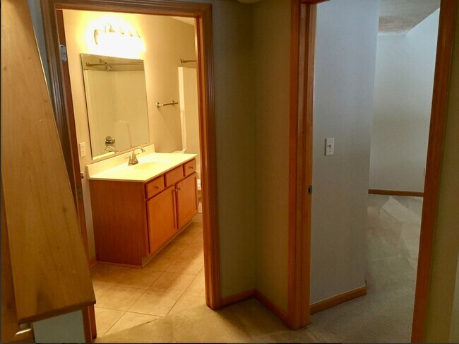 Building Photo - Adorable 2 bed 2 bath in Forest Hills Dist...
