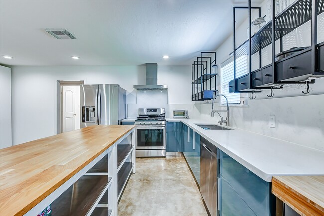 Building Photo - 1202 Shadeland Dr