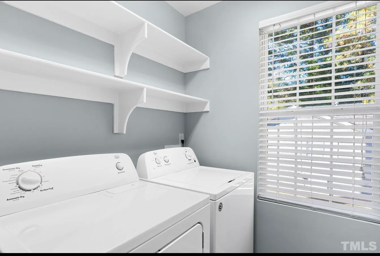 Building Photo - Room in House on Pineland Cir