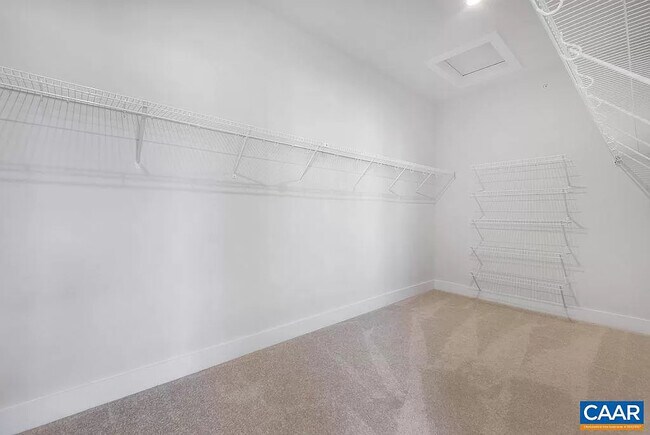 Building Photo - 933 Salamander St