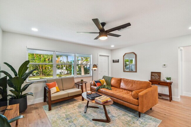 Building Photo - 702 NE 10th Ave