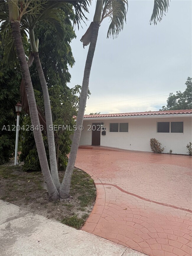 Building Photo - 7931 SW 13th St
