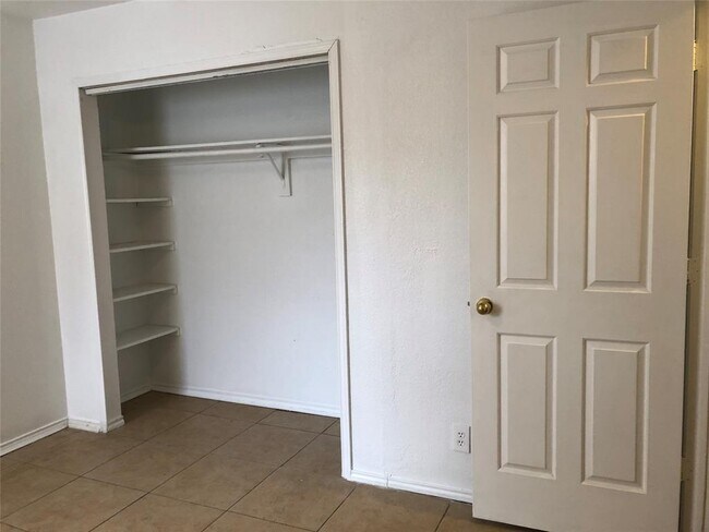 Building Photo - 2211 Woodland Oaks Dr