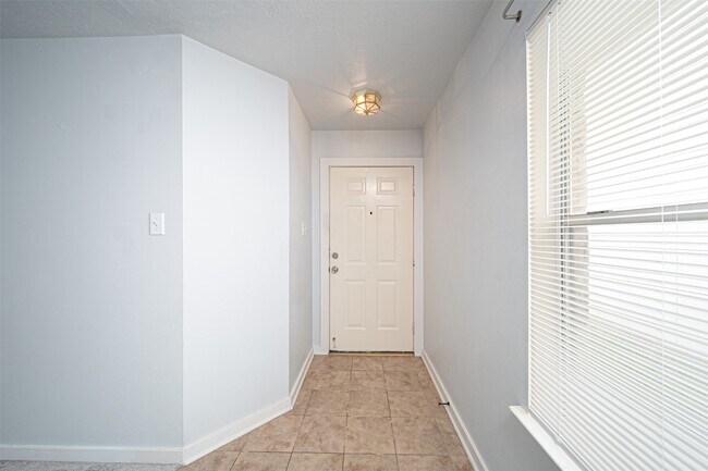 Building Photo - 11914 Rolling Stream Dr