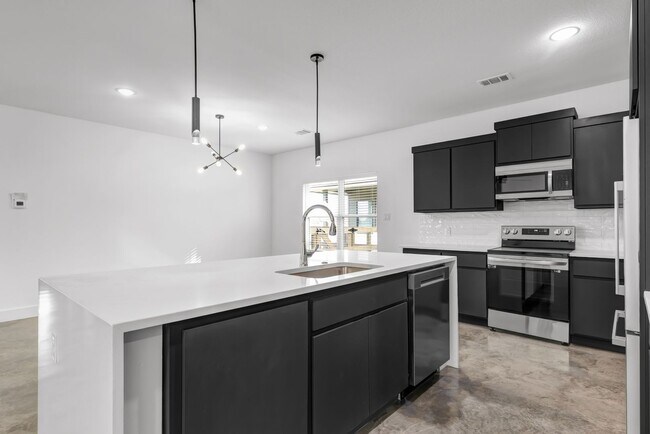 Building Photo - MOVE IN SPECIALS