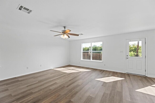 Building Photo - 722 Lavaca Loop