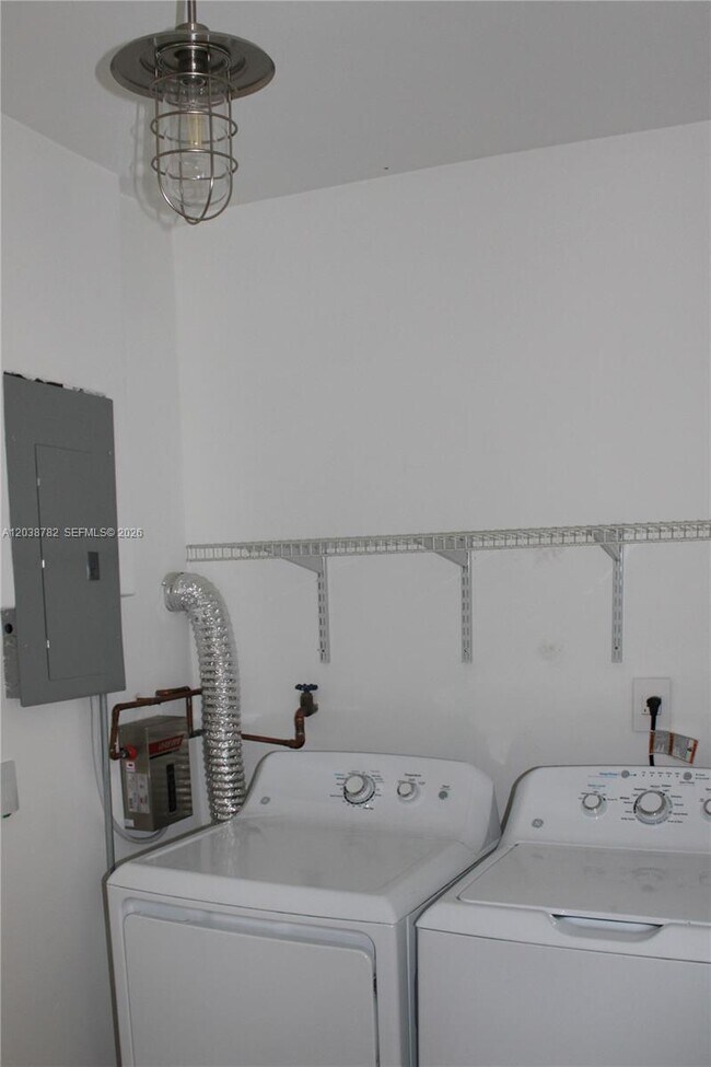 Building Photo - 3827 SW 88th Ct