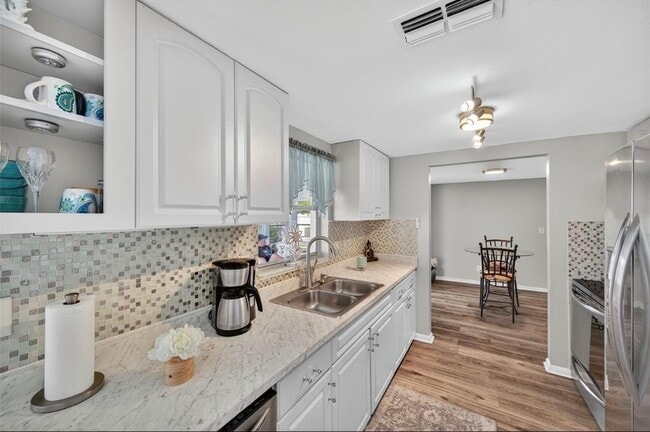 Building Photo - 7213 Isle Dr