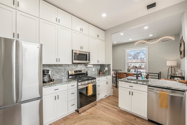 Building Photo - 832 26th St