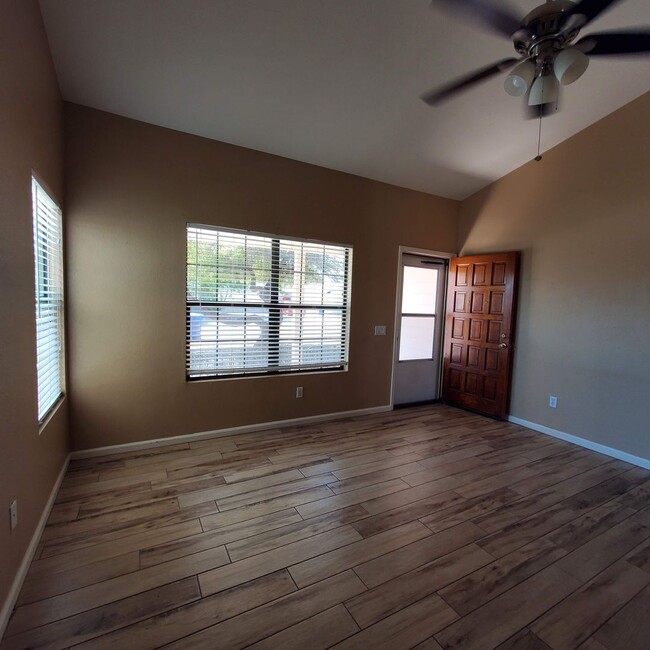 Building Photo - 3 BEDROOM CORNER LOT HOME IN CHANDLER W HU...