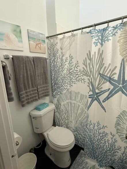 Full bath - 312 Rosecrans St