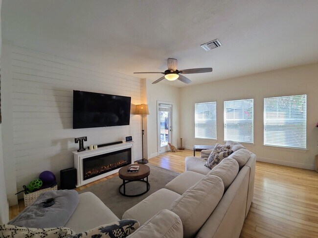 Building Photo - 857 10th Ave S