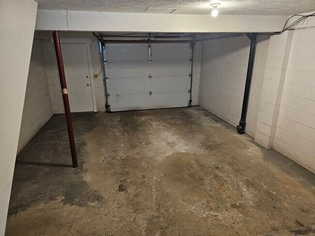 Building Photo - Large Two Bedroom Townhouse with Garage in...