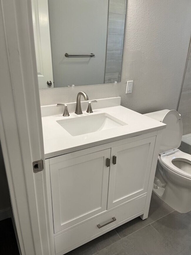 Building Photo - Nice remodeled studio in prime location