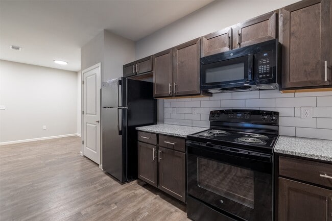 Building Photo - 823 N Ardenwood Dr