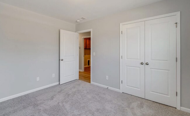 Building Photo - Spacious 5-Bedroom Home with Modern Finishes in Prime Elgin Location