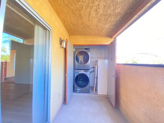 Building Photo - *Special* Charming 2 bedroom 2 bathroom Condo in Oceanside!