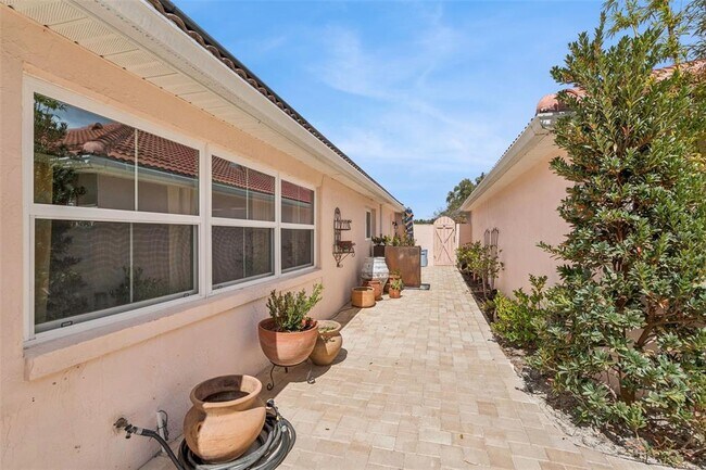 Building Photo - 1304 Santa Rosa Ct