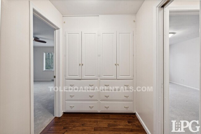 Building Photo - 3835 Hillandale Rd