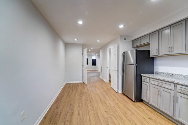 Building Photo - Beautifully Updated Townhome in Prime Loca...
