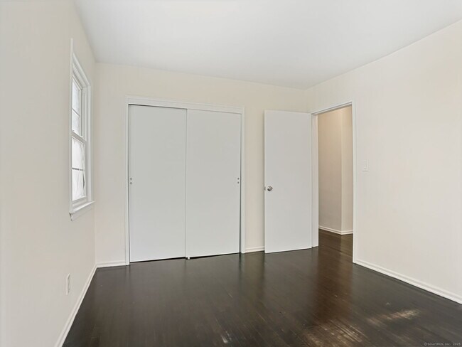 Building Photo - 262 Glenbrook Rd
