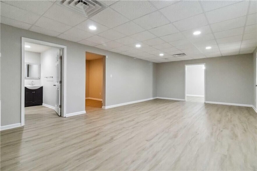 Building Photo - 100 Heritage Club Cir