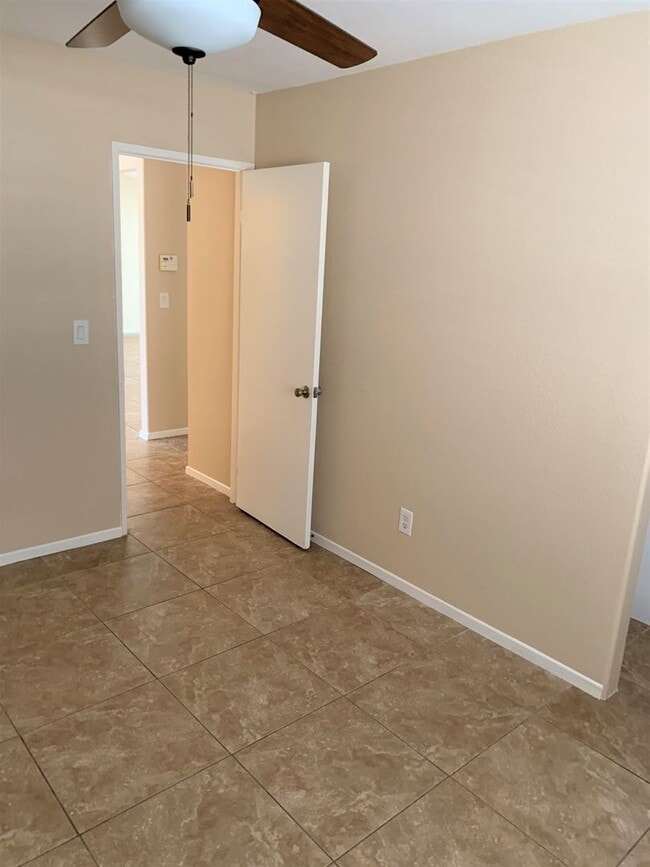 Building Photo - Clean 3 Bedroom 2 Bath