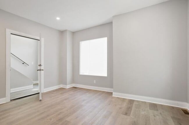 Building Photo - 843 E 65th St