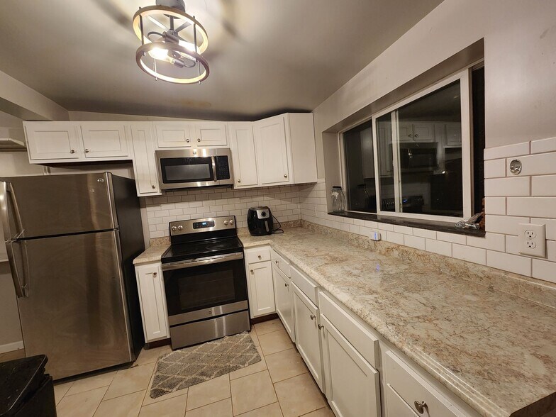 Building Photo - 671 W Clark Rd