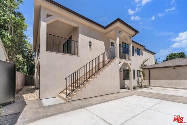 Building Photo - 6913 Encino Ave