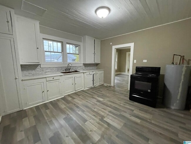 Building Photo - Newly Renovated 3 Bedroom Pinson Area
