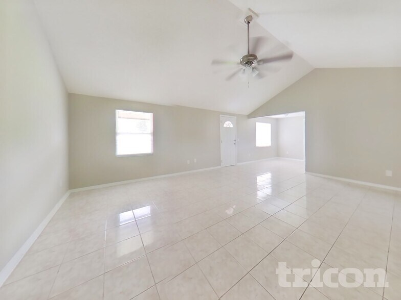 Building Photo - 2663 Kenwood Dr E