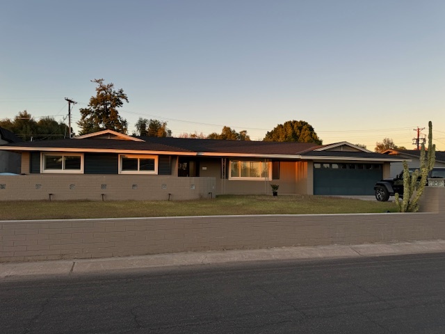 Building Photo - 2116 E Solano Dr