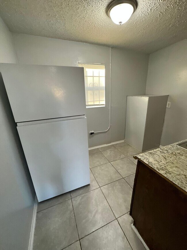 Building Photo - 1528 Mt Herman St