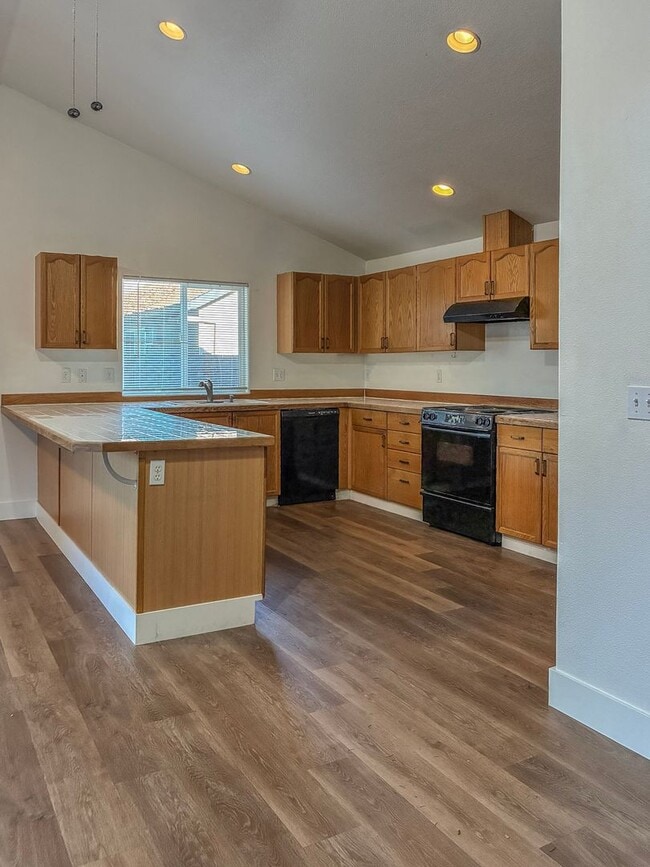 Building Photo - 3 Bedroom 2 Bath Ranch Home Available January 2026 !