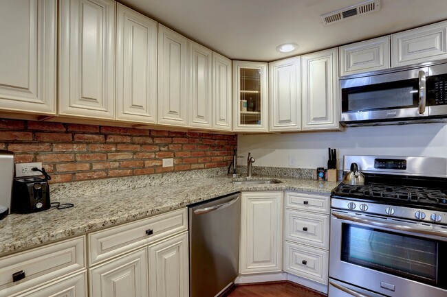 Building Photo - Charming 2BD/1BA - Upper Fells Point Townhome