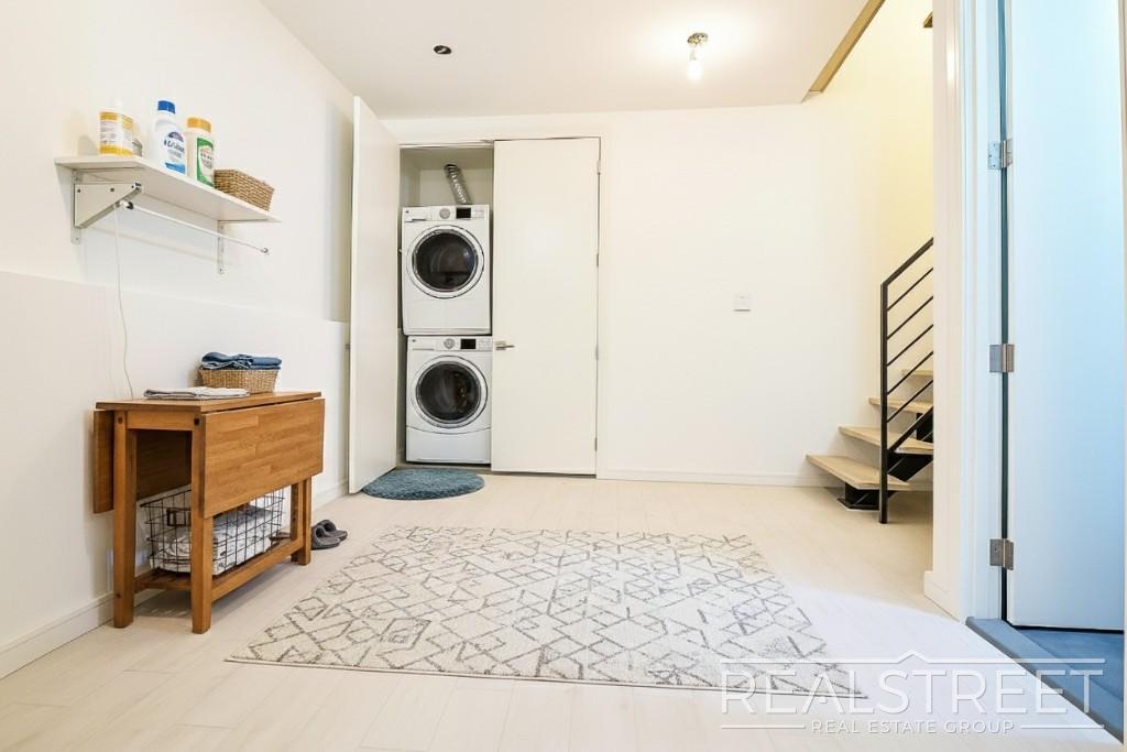 Building Photo - NEW! 3 Bed 2 BA Duplex with Garden in PLG!