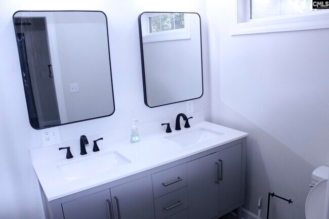 Building Photo - 955 Laurie Ln