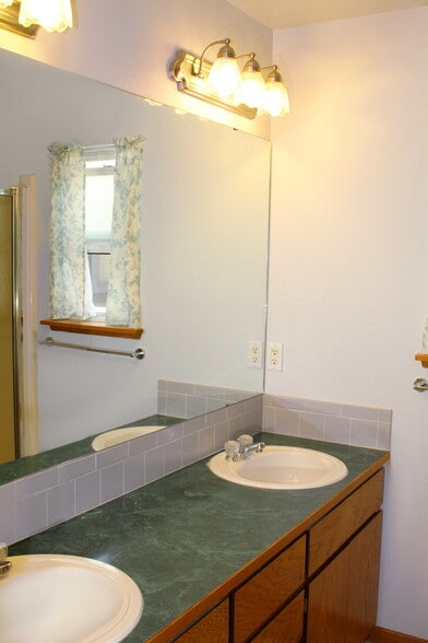 Master Bath - 135 Apple Way