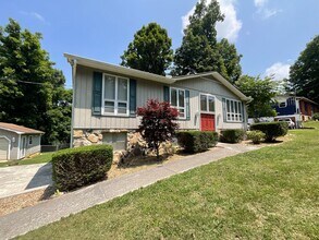 Building Photo - Large 4 bed/2 bath with garage - W. Hamble...