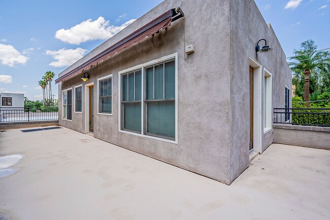 Building Photo - Live Downtown! Move Right In!