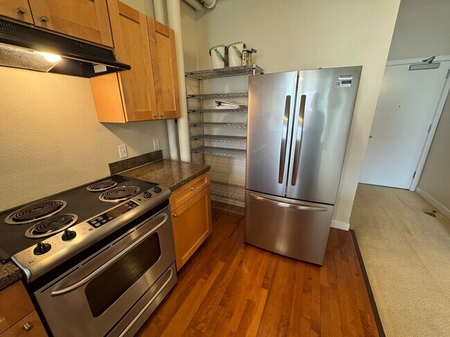 Building Photo - Modern 1-Bedroom Condo in the historic Gar...