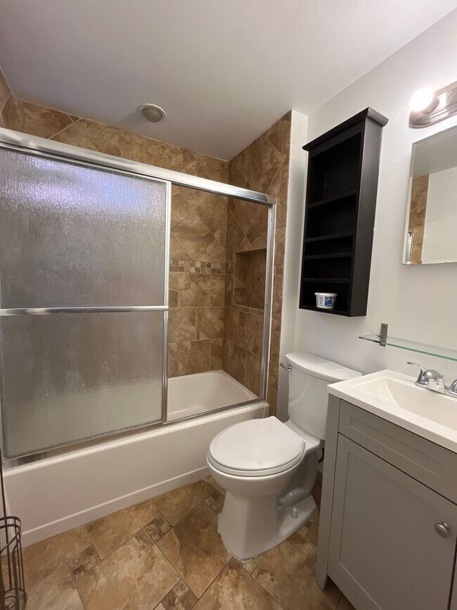 Building Photo - Large, well-maintained 4-bedroom, 1-bathroom row home